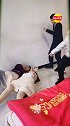 国风樱花舞所不能 这伴郎不行呀，怎么连伴娘都抱不动