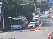 广西柳州：小车阻挡救护车75秒，被鸣笛12次不让行！结局舒适