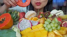 微笑姐吃一盘热带水果，有莲雾、菠萝和木瓜