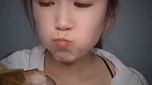 吃货美女吃大肉块，一块管饱，保证你吃得满嘴流油！