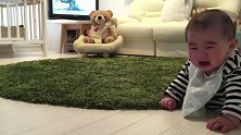 小宝宝想学爬学不会还翻滚了一圈，宝宝都气坏了！