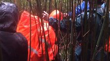 探险需谨慎！广东清远14名驴友因暴雨被困深山 消防彻夜营救