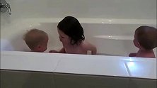 这个妈妈太会生了，两胎都是三胞胎，仨哥哥给仨妹妹洗澡