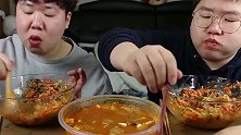 韩国兄弟吃大酱汤拌饭，看起来好美味