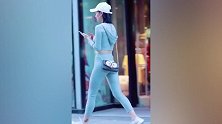 运动风小姐姐优雅街拍 完美身材勾勒出曼妙曲线