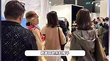 69岁林青霞逛巴塞尔艺术展，素颜法令纹明显，举手投足间尽显贵气