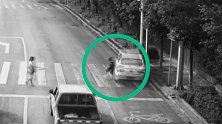 监拍：过马路男孩遇快车抢冲斑马线 瞬间侧身回转躲过死神