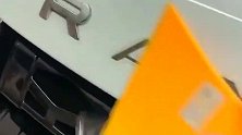 刚提的豪车，就被司机三下五除二铲掉了车标，这是低调还是炫富？