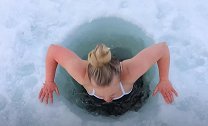 芬兰女子-20℃气温中每天跳入冰湖游泳走红网络 粉丝超百万
