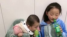 姐姐的套路也太多了吧，小宝宝被忽悠得一愣一愣的，好逗啊！