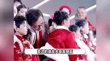 好暖心！小演员排练时暖宝宝掉在地上，成龙蹲地捡起帮其贴好，非常的宠溺