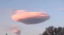 北京上空现飞碟云 形状酷似粉色“棉花糖”