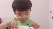 小宝宝真能吃，全程都快停不下来了，太萌了！