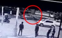 司机酒后无证驾驶冲上路沿 1名女子被撞飞