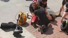 抗议现场美残疾小伙遭拽下假肢倒地呻吟 警方还朝人群狂喷胡椒水