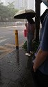下班开车路过公交站，偶遇前女友等车，这么大的雨该不该让他上来呢！