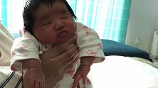 这宝宝喝完奶后就像喝醉一样，小脸通红，不省人事，太逗了！