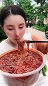 美女吃朝天椒配爆辣粉丝，看样子脸都辣红了，真是够拼的！