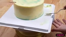 奶油蛋糕上做彩绘，美丽极了