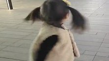 女儿走累了要抱抱，结果发现没人抱下一秒生气了，真是个小祖宗呀