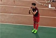 什么情况？面对赛后球迷谩骂 武磊满面笑容鼓掌致意