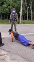 在泰国违反交通规则，警察小哥哥会带你锻炼下身体。泰国