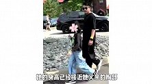 刘恺威携女外出，小糯米身高引关注，行走姿态潇洒，气质像杨幂