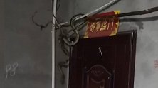 求心理阴影！老太下班回家 两米长蛇悬挂门顶瞪着她