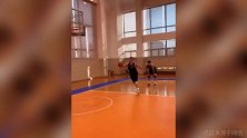 这…豪横！万圣伟近期训练视频 会扣篮的胖子见过吗