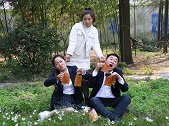 小楠和大壮操场吃辣条，不料忘记上课时间，结果被老师罚扫厕所