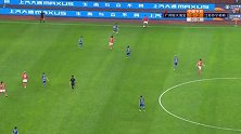 周云前场积极拼抢拿下球权 禁区外大脚远射高出球门