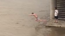 拉都拉不住！重庆一男子无视洪峰 众人围观下跳入洪水游泳被冲走