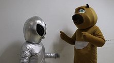 外星人真人版：熊大正在锻炼身体，被突然出现的外星人挑战
