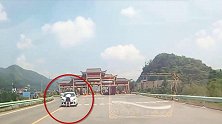 夫妻高速上发生争吵 丈夫趴引擎盖上被妻子顶行3公里