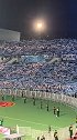 实拍大连球迷用围巾和闪关灯在客场打出tifo