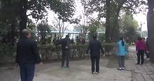 1天300次！大爷大妈甩臂呐喊健身，比广场舞扰民，哗众取宠？
