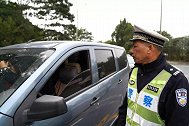 路边停车却遇上交警，被开罚单之前，车主竟用这句话唬住交警