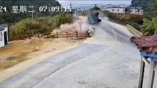 惊险! 广东汕尾大货车刹车失灵桥上侧翻 险些冲下河
