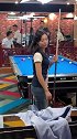 台球厅看到一位美女，小姐姐的这一杆，冲击力太强了