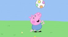 小猪佩奇：佩奇乔治玩起传球，妈妈也加入，看着很好玩呢！