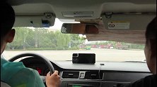 这位小伙真待定，道路练习不仅不忙行驶，结果被教练训斥怎么回事