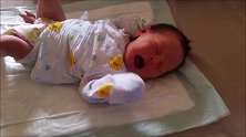 出生第8天的婴儿，一边睡还一边哭，把人心都哭碎了