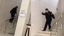 可爱又可敬！辅警在医院楼梯上蹦蹦跳跳 背后原因令人心疼