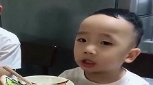 二胎生了个弟弟，真会护食，5岁哥哥吃饭还要看脸色，太搞笑了