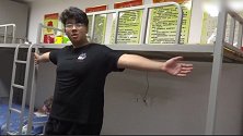 贴心！武汉一高校新生身高超2米 学校定制“姚明床”