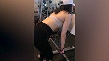 美女健身累了就在器材上趴会儿 完美身材都是靠练出来的