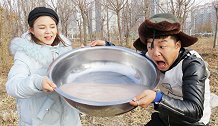 小伙喝豆浆连中3次再来一碗，老板端来碗后小伙却拔腿就跑，太逗