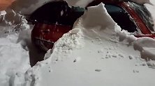 小车被雪掩埋，一开始以为车报废了，5秒后才是霸气的开始