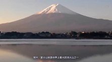 世界上最会“喷”的火山1天喷发60次，游客爬山数小时就看它喷