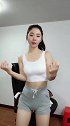 优雅女人有着傲人身材，露脐吊带穿出她最美的样子！